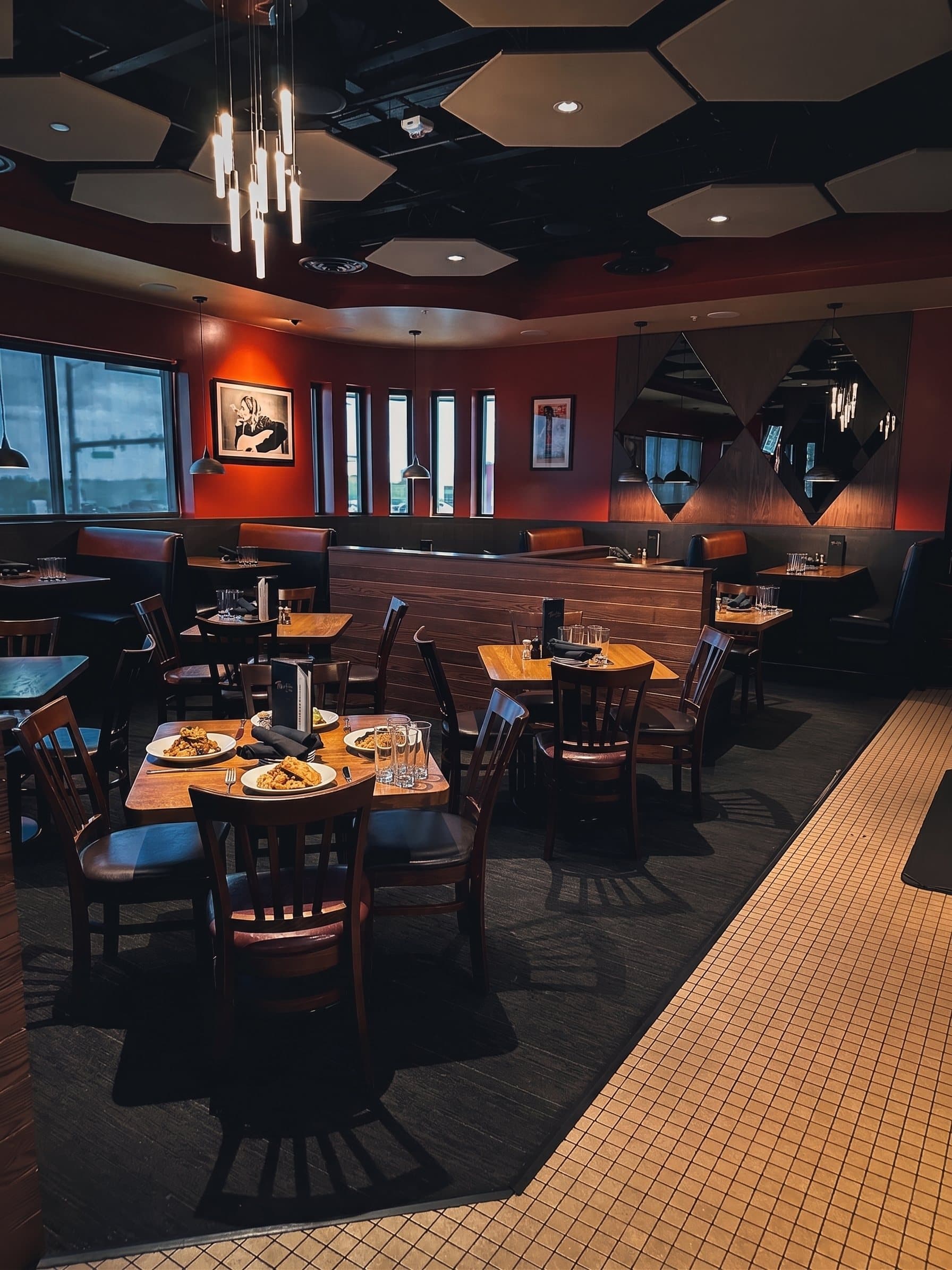 The Zig Zag dining room set for service